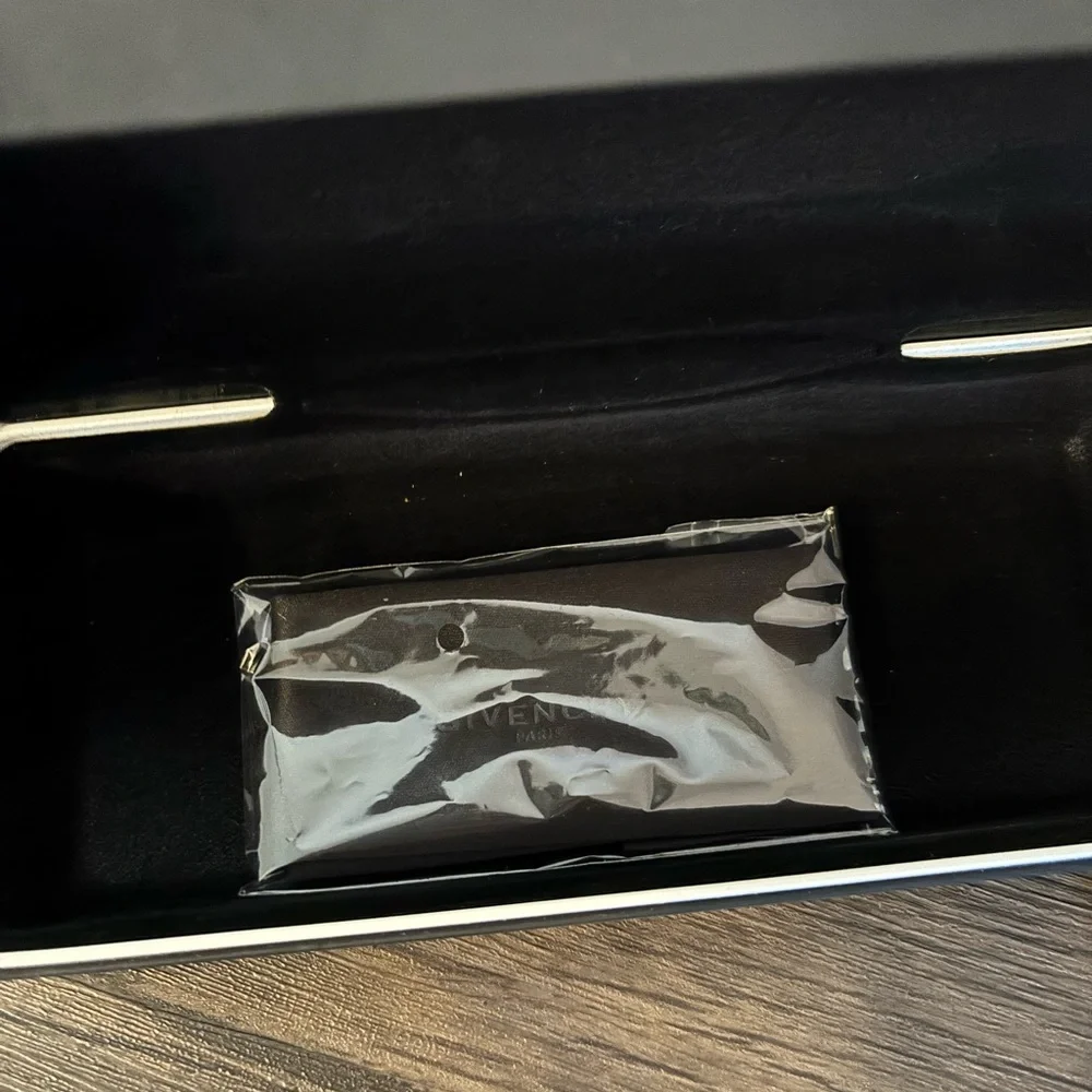 Givenchy sunglasses - Picture 3 of 10